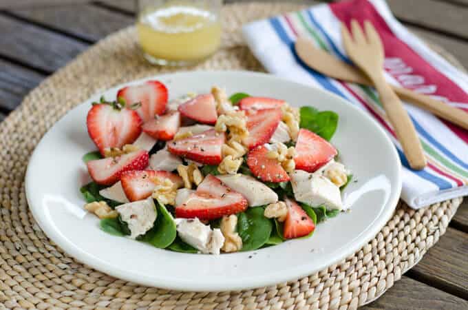 Chicken, spinach and strawberry salad | cookeatpaleo.com