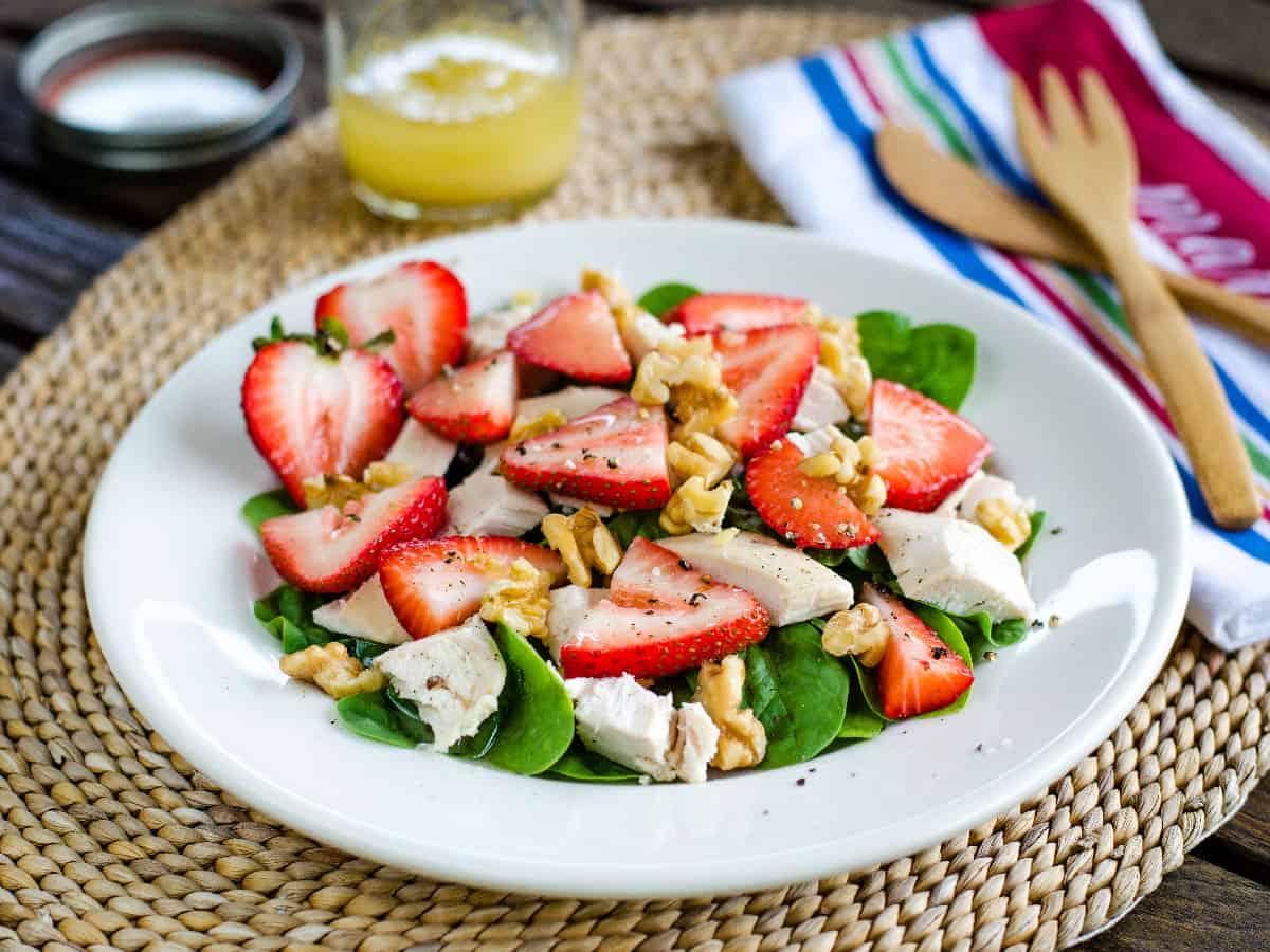 Strawberry Chicken Salad with Spinach (And Easy Dressing Recipe) - Cook ...