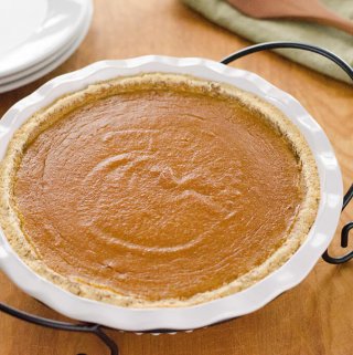 Paleo Pumpkin Pie Recipe - This paleo pumpkin pie is a quick and easy gluten-free pumpkin pie recipe for fall or Thanksgiving. It's gluten-free, grain-free, and refined sugar-free.