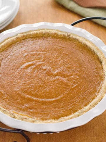 Paleo Pumpkin Pie Recipe - This paleo pumpkin pie is a quick and easy gluten-free pumpkin pie recipe for fall or Thanksgiving. It's gluten-free, grain-free, and refined sugar-free.