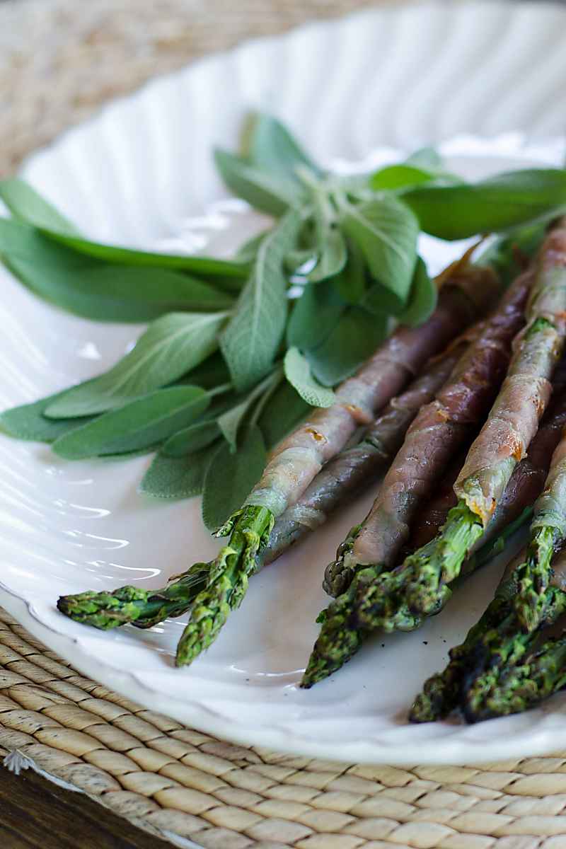 Grilled asparagus with prosciutto