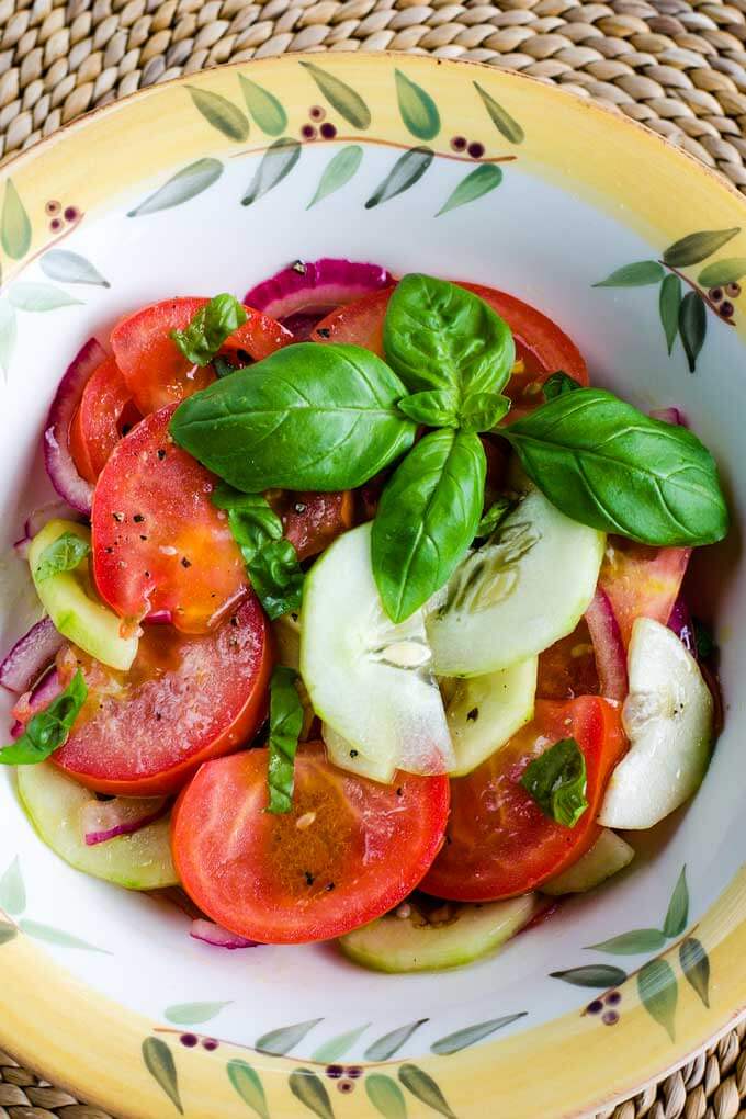 Agurkų pomidorų salotos