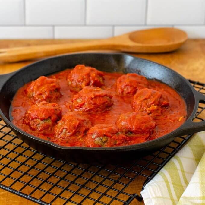 Meatballs without breadcrumbs baked with sauce