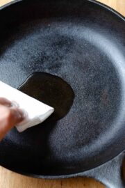 How to Clean Cast Iron After Cooking: A Quick and Easy Guide - Cook Eat